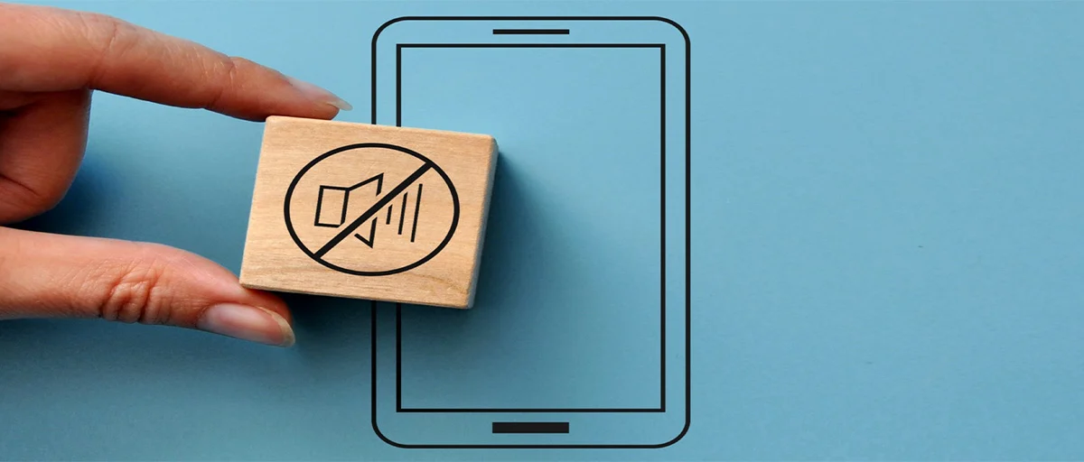 Bir telefon çizimi, ve üzerine bir mute işareti koyan bir el.