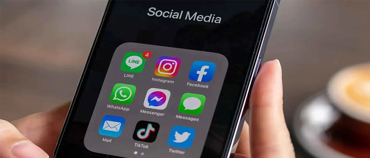 iPhone tutan bir el
