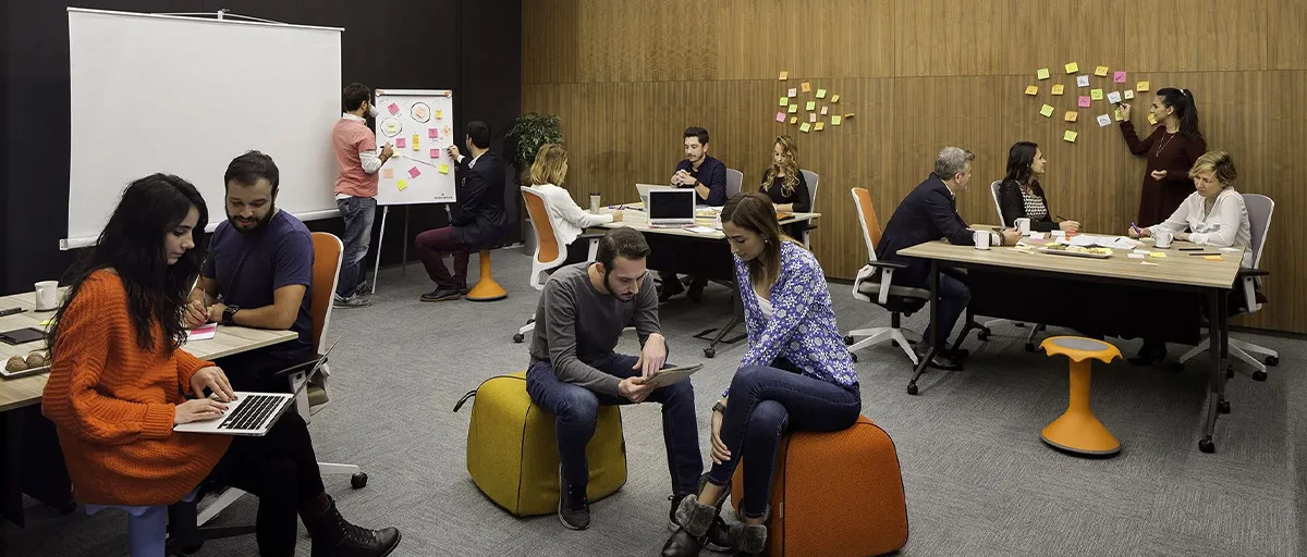 Bir ofis ortamında çalışan insanlar