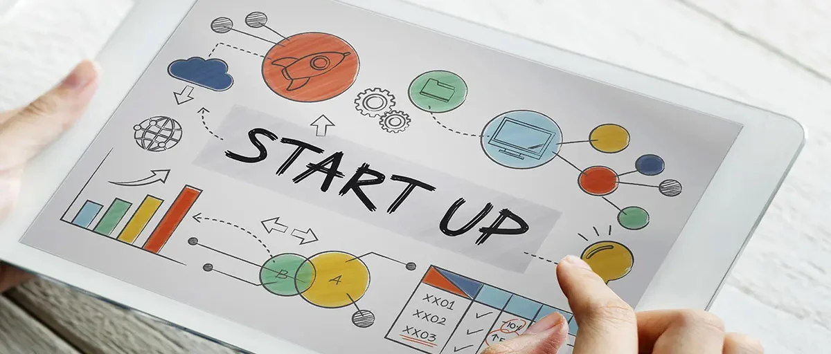 Tablet tutan eller; tabletin ekranında START UP" yazısı