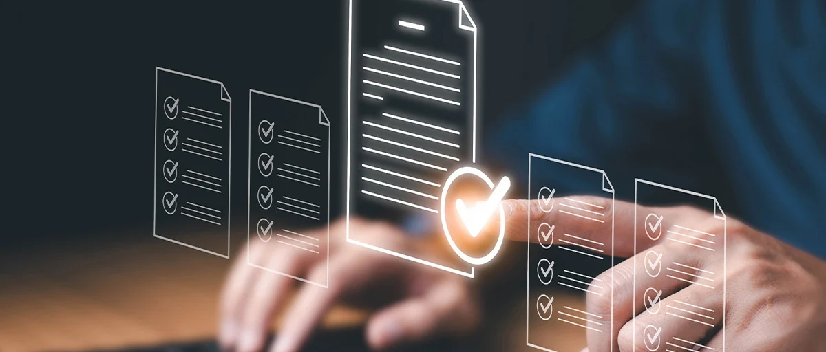 Klavye üzerinde eller, üzerine dijital olarak eklenmiş doküman simgesi