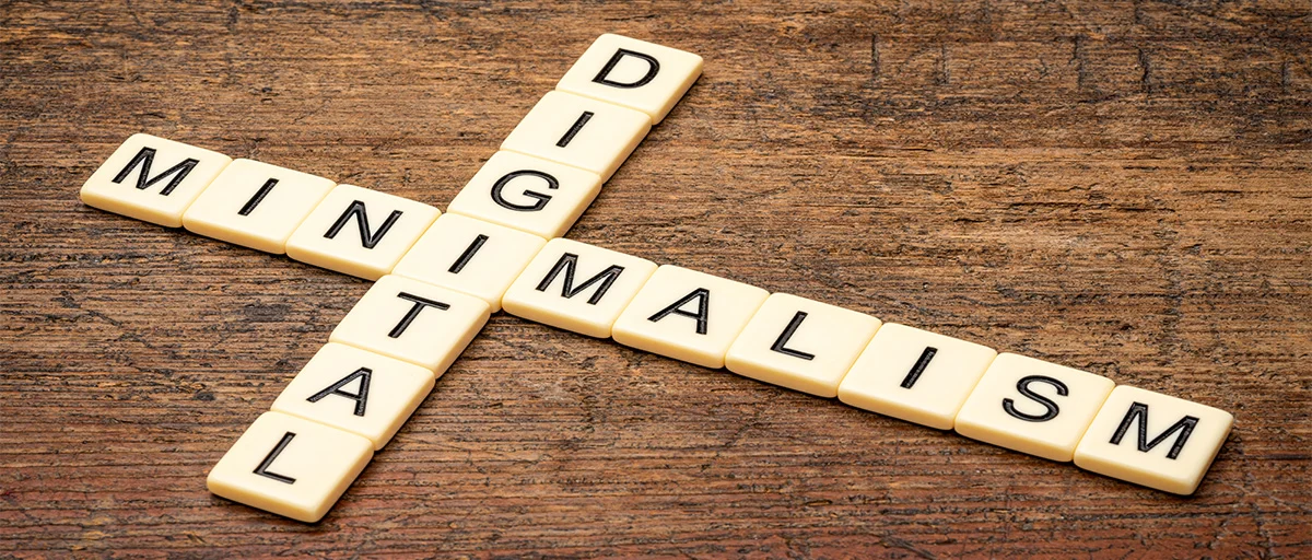 Scrabble taşları ile yazılmış "dijital minimalizm" kelimeleri
