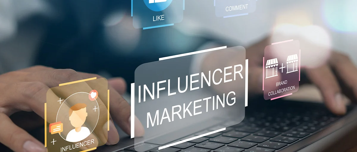 Klavye üzerindeki eller, ön planda dijtal simgeler ve "Influencer Marketing" yazısı
