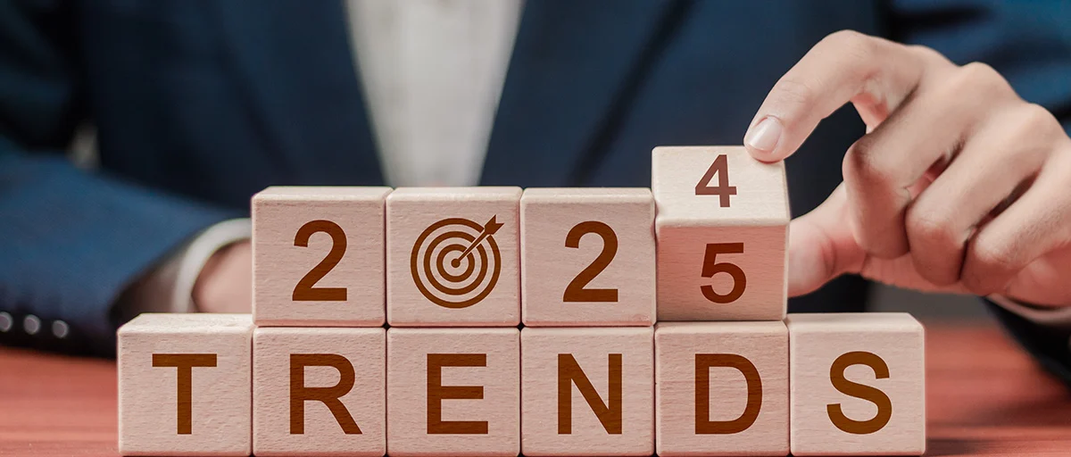 üzerinde "2024 Trends" yazan küçük kutucuklar; bir el, üzerinde "4" yazan kutucuğu çevirip "5" yapıyor; 2025 trendleri oluyor.